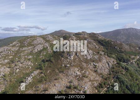 Vila Nova de Cerveira nature paysage de montagne drone vue aérienne avec Cervo point de vue statue, au Portugal Banque D'Images