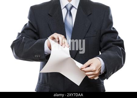 Problèmes d'affaires et échec au concept de travail, homme d'affaires en colère en costume noir main déchirant le document de papier blanc isolé Banque D'Images