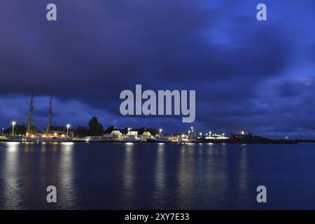 Peenemuende Seaport, maintenant un musée, dans la lumière du soir. Centre de recherche militaire de Peenemuende et port maritime Banque D'Images