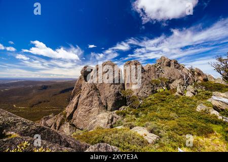 Vue sur le paysage le long du Porcupine Walking Track un jour d'été dans le parc national de Kosciuszko, Snowy Mountains, Nouvelle-Galles du Sud, Australie Banque D'Images