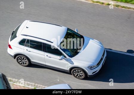 OSTRAVA, RÉPUBLIQUE TCHÈQUE - 12 JUIN 2024 : Volkswagen Tiguan AD SUV blanc avec effet de flou de mouvement Banque D'Images