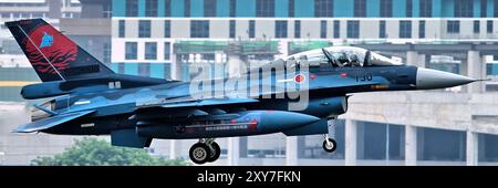 SINGAPOUR - 27 AOÛT 2024 : la Force aérienne d'autodéfense japonaise (JASDF) avec leur Mitsubishi F-2 arrive à la base aérienne de Paya Lebar Banque D'Images