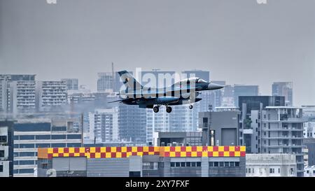 SINGAPOUR - 27 AOÛT 2024 : la Force aérienne d'autodéfense japonaise (JASDF) avec leur Mitsubishi F-2 arrive à la base aérienne de Paya Lebar Banque D'Images