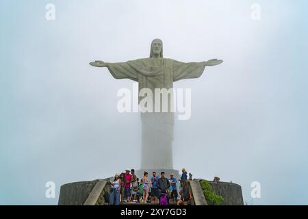 RIO DE JANEIRO, BRÉSIL, 2 MARS 1916 : les touristes prennent une photo devant l'emblématique statue du Christ Rédempteur à la montagne Corcovado dans la Tijuca Banque D'Images