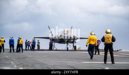 240826-N-TW227-1019 PHILIPPINE SEA (26 août 2024) marins affectés au navire d'assaut amphibie déployé à l'avant USS America (LHA 6) et aux Marines A. Banque D'Images