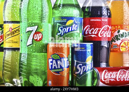 Bouteilles de marques de boissons gazeuses à l'échelle mondiale, y compris les produits de Coca-Cola et Pepsico Banque D'Images