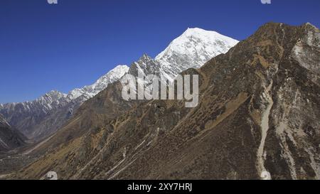 Clair jour de printemps dans le parc national de Langtang, Népal. Montagne enneigée Langtang Lirung Banque D'Images