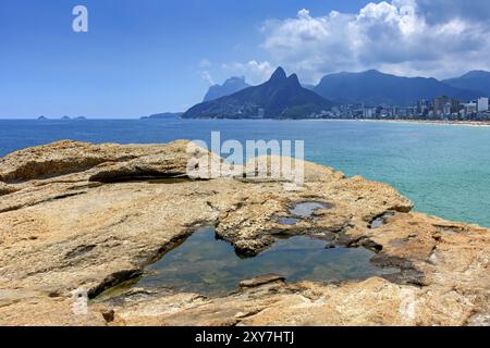 Rio de Janeiro, Ipanema beach, pierre Gavea et deux frères Hill vu par les pierres de l'Arpoador Banque D'Images