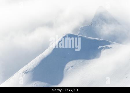 Vue de la montagne Tjaektjatjokka dans la vallée de Stuor Reaiddavaggi, Kebnekaisefjaell, Norrbotten, Laponie, Suède, mars 2012, Europe Banque D'Images