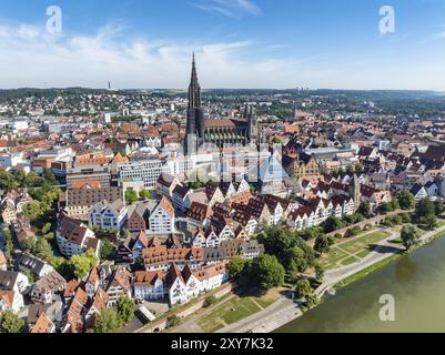 Vue aérienne du centre historique d'Ulm avec le Danube et la cathédrale, Ulm, Bade-Wuertemberg, Allemagne, Europe Banque D'Images