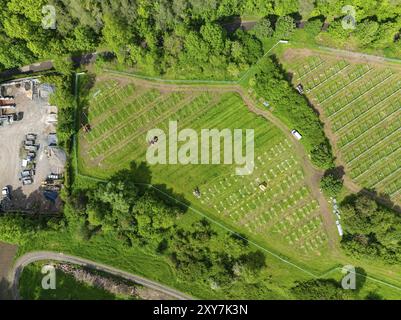 Drone image d'un parc solaire en construction, entouré de champs et de forêts, intégré dans le paysage rural, construction de la Forêt Noire Na Banque D'Images