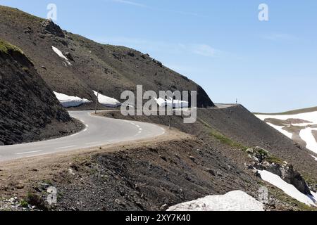 Vue sur les courbes de la route alpine la plus élevée asphaltée de montagne dans les hautes Alpes au-dessus de la ligne des arbres haute montagne périphérique autour de Cime de la Bonette à côté Banque D'Images