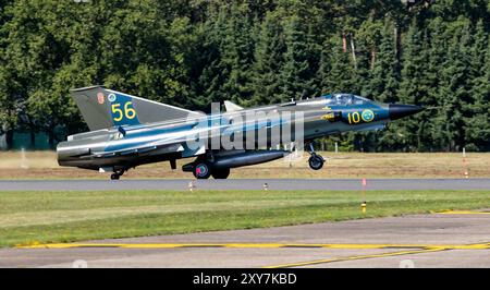 Ancien chasseur Saab 35 Draken de l'armée de l'air suédoise arrivant à la base aérienne de Kleine-Brogel. Peer, Belgique - 8 septembre 2023 Banque D'Images