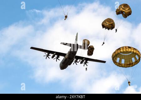 Parachutistes militaires de l'OTAN parachute sautant d'un avion de transport Lockheed C-130 Hercules. Pays-Bas - 16 septembre 2023 Banque D'Images