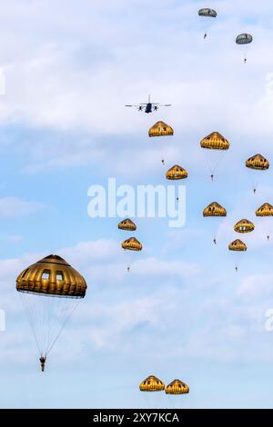 Parachutistes militaires de l'OTAN parachutistes parachute sautant d'un avion de transport Alenia C-27J Spartan de l'armée de l'air roumaine pendant l'exercice Falco Banque D'Images