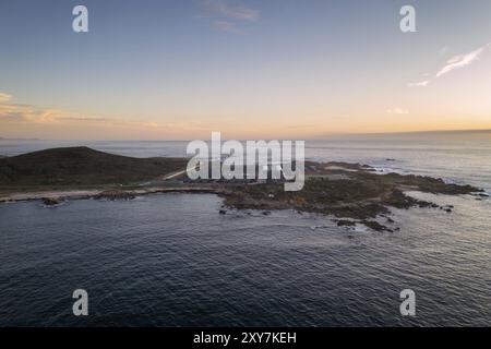 Incroyable drone vue de paysage aérien d'une ferme de pêche en mer sur terre au coucher du soleil à Galiza, Espagne, Europe Banque D'Images