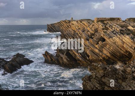 Falaises magnifiques détails rocheux dans l'île de Baleal avec l'océan atlantique s'écrasant des vagues à Peniche, Portugal, Europe Banque D'Images