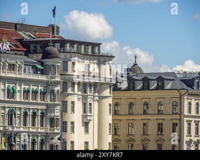 Bâtiments classiques dans une ville sous un ciel bleu avec des façades décoratives et des fenêtres, stockholm, mer baltique, suède, scandinavie Banque D'Images