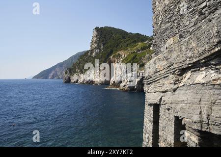 Vue de l'église Saint-Pierre à la grotte de Grotta di Lord Byron à Portovenere Banque D'Images