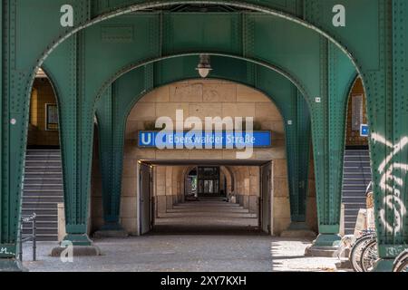 Panneau bleu entrée de la station de métro Berlin à Eberswalder Strasse à Berlin Prenzlauer Berg 2024, Allemagne, Europe Banque D'Images