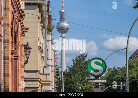 Oranienburger Strasse vue vers la tour de télévision à Berlin Mitte, Berlin, Allemagne, Europe Banque D'Images