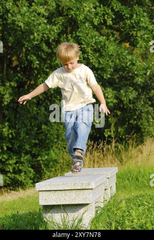 Garçon blond sautant dans l'air. Garçon blond sautant dans l'air Banque D'Images