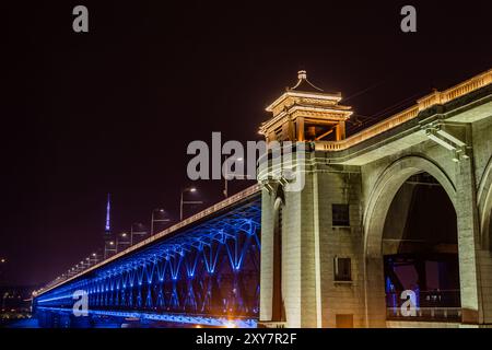 WUHAN, CHINE - 28 MARS 2017 - (FICHIER) vue du pont de la rivière Wuhan Yangtze à Wuhan, province du Hubei, Chine, 28 mars 2017. Banque D'Images