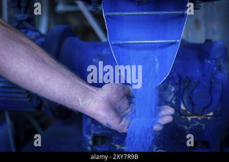 L'usine de couleur bleue de Schindler est située directement sur la rivière Zwickauer Mulde et appartient au quartier Zschorlau d'Albernau dans le Saxon Ore Mo Banque D'Images