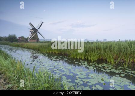 Moulin à vent hollandais bu river et de la lune, Holland Banque D'Images