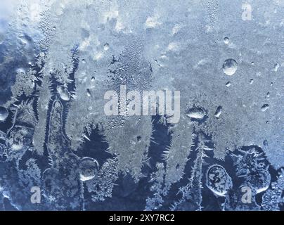 Motif naturel givré bleu sur la vitre d'hiver Banque D'Images