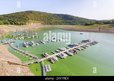 Beaucoup de petits bateaux de pêche dans l'Edersee allemand Banque D'Images