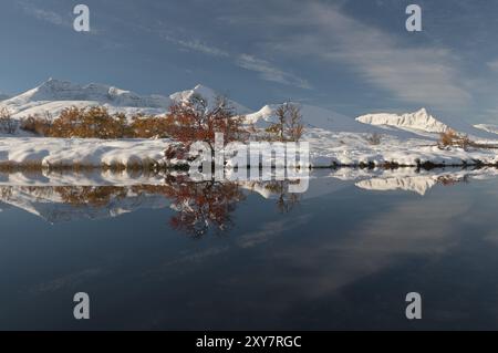 Les sommets Midtronden et Digerronden se reflètent dans un lac, Parc national de Rondane, Oppland Fylke, Norvège, septembre 2010, Europe Banque D'Images