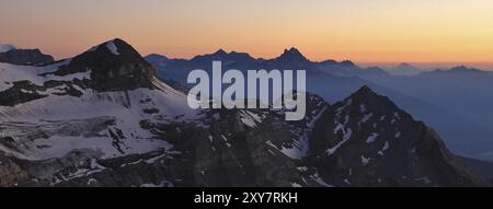 Vue depuis Glacier de Diablerets, Alpes suisses. Ciel coloré du soir au-dessus de hautes montagnes. Silhouettes de dents du midi. Coucher de soleil. Scène estivale Banque D'Images