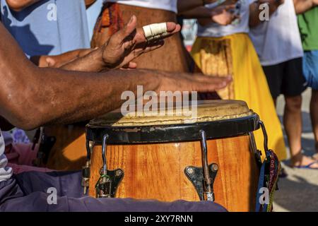 Le percussionniste jouant atabaque lors des performances de samba dans les rues de Rio de Janeiro Banque D'Images