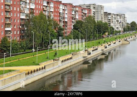 Kaliningrad, Russie, 18 août 2016 : les gens marchent sur la nouvelle promenade Admiral Tributs, le lieu de repos préféré, en Europe Banque D'Images