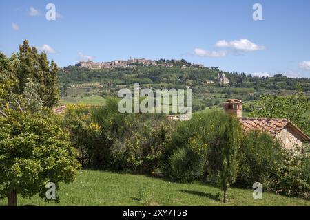 MONTEPULCIANO, TOSCANE, ITALIE, 17 MAI : vue vers Montepulciano à Tsscany, Italie, le 17 mai 2013 Banque D'Images