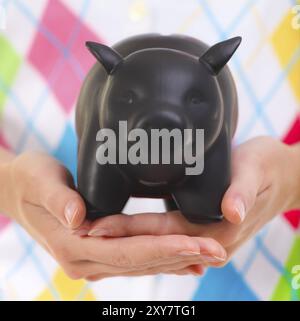 Femme tenant la tirelire dans ses mains. Close up Banque D'Images