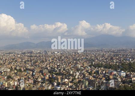 Vue sur la capitale népalaise Katmandou depuis le temple Swayambhunath Banque D'Images