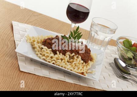 Pâtes Fusilli lunghi et sauce bolognaise dans une assiette Banque D'Images