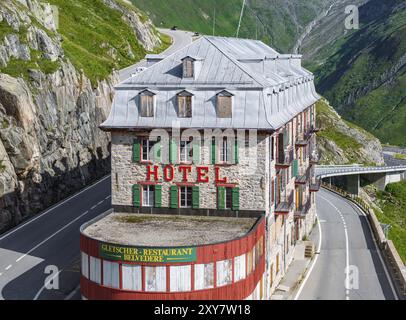 Hôtel Belvedere sur la Furka, l'hôtel de passe le plus célèbre dans le monde. Le bâtiment est fermé et tombe en délabrement. Un endroit perdu. Glacier du Rhône. Banque D'Images