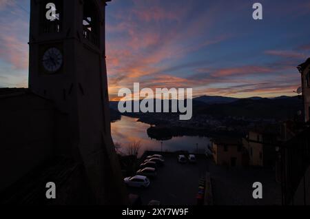 Panorama del lago di Mercatale, visto dalla piazza dell'orologio del paese di Sassocorvaro, contro un cielo scenografico al tramonto Banque D'Images