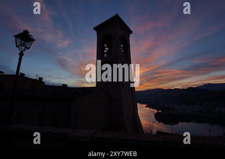 Panorama del lago di Mercatale, visto dalla piazza dell'orologio del paese di Sassocorvaro, contro un cielo scenografico al tramonto Banque D'Images