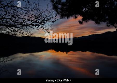 Panorama del lago di Mercatale, contro un cielo scenografico al tramonto Banque D'Images