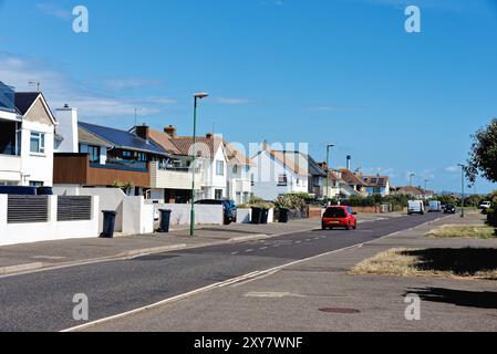 Maison exclusive sur Old Fort Road Shoreham plage sur une journée ensoleillée d'été West Sussex Angleterre Royaume-Uni Banque D'Images