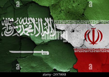 Drapeaux de l'Arabie saoudite et de l'Iran peints sur un mur fissuré Banque D'Images