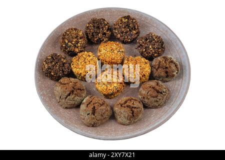 Variété de gâteaux dans une plaque de céramique isolé sur un fond blanc. Biscuit romantique jaune et marron. Banque D'Images