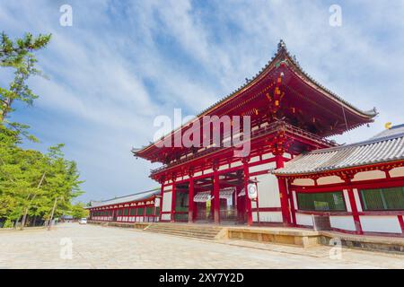 Entrée ro-mon de porte rouge avant inclinée à l'historique Todai-ji, Todaiji, temple abritant le Daibutsuden sur un beau matin de ciel bleu à Nara, au Japon. Ho Banque D'Images