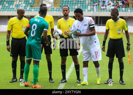 UYO, NIGERIA - 18 AOÛT : Chinemerem Ugwueze des Rangers et Massulaha Hilali de Zilimadjou lors du match de la Ligue des champions de la CAF Totalenergies Banque D'Images