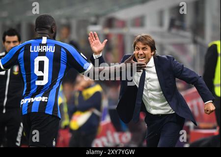 Foto Massimo Paolone/LaPresse 21 settembre 2019 Milano, Italia sport calcio Milan vs Inter - Campionato di calcio Serie A TIM 2019/2020 - stadio San Siro Nella foto : Romelu Lukaku (FC Internazionale Milano) esulta con Antonio Conte (FC Internazionale Milano) dopo aver realizzato il gol 0-2 photo Massimo Paolone/LaPresse 21 septembre 2019 Milan, Italie football Milan vs Championnat Italien de football International - Championnat de San A Spic - TIM Spic 2019/2020 Romelu Lukaku (FC Internazionale Milano) célèbre avec Antonio Conte (FC Internazionale Milano) après avoir marqué le but 0-2 Banque D'Images