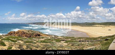 Praia de Bordeira, l'une des plages les plus populaires pour les surfeurs sur la côte portugaise Banque D'Images